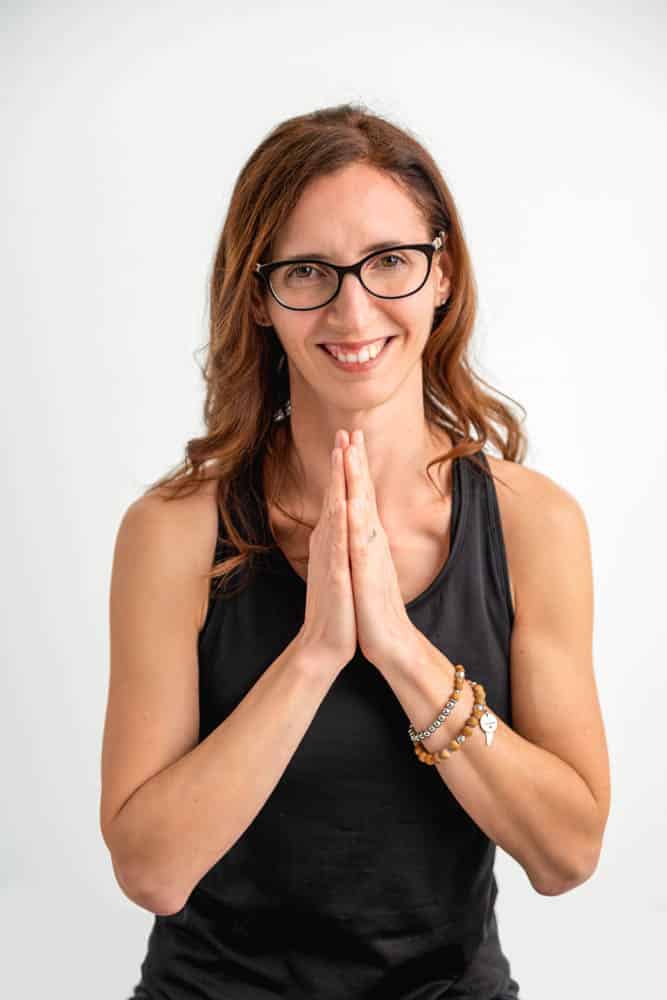 Nathalie Tétreault en cours de pratiquer la méditation et le yoga